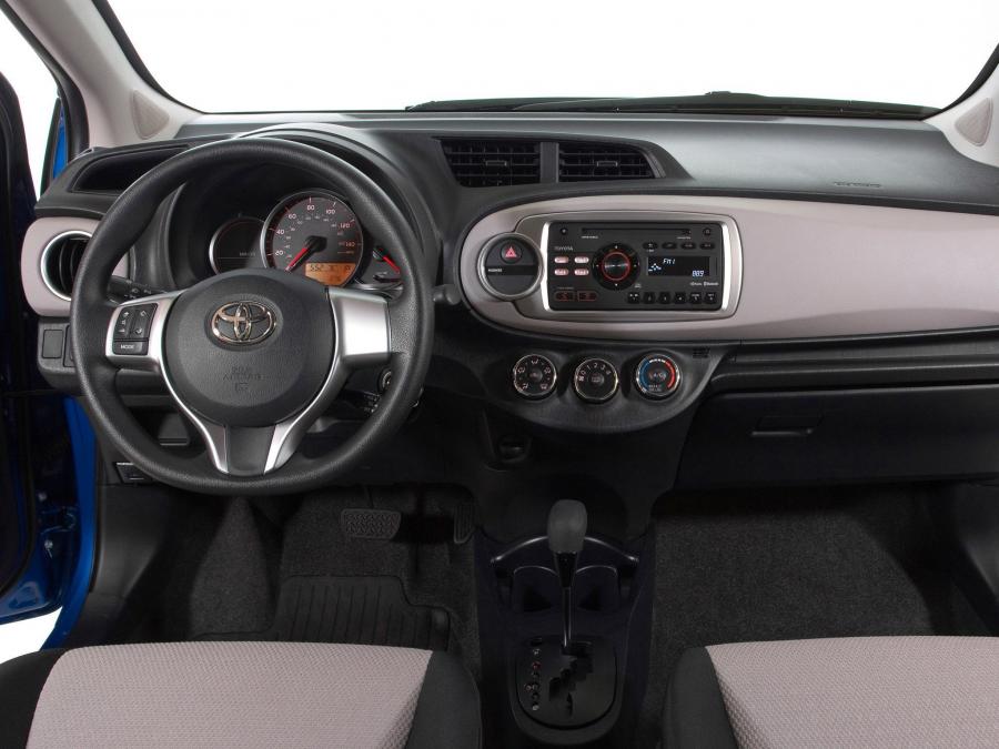 Toyota Yaris LE 3-Door 2011 года  (US) (фото 4 из 11)